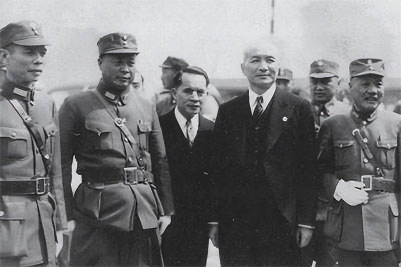 35军攻入总统府,粟裕急调24军:把他们换下来_吴化文_蒋介石_党组织