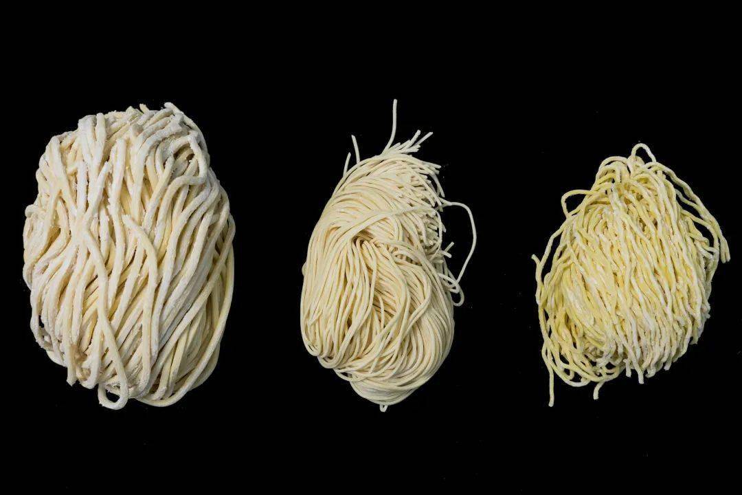 粗细,宽窄,直卷,不同形状的面条各有适合搭配的汤底与酱汁.