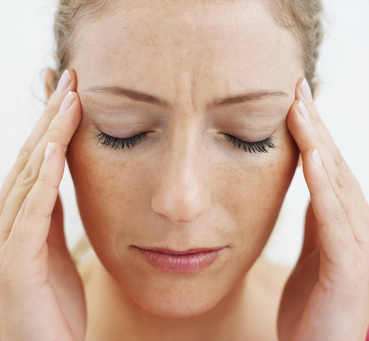 首先就要养护好肺部健康,毕竟肺主皮毛,皮肤不好,枯黄又无光泽的人,不