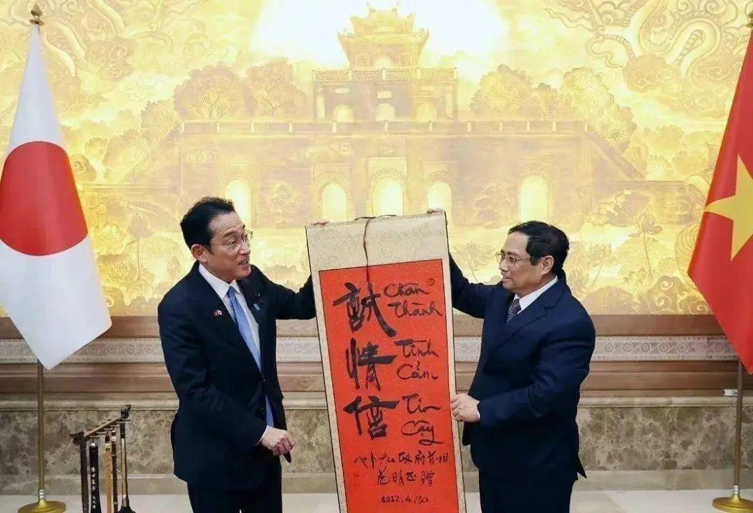日首相访越南获赠书法作品看看写的啥