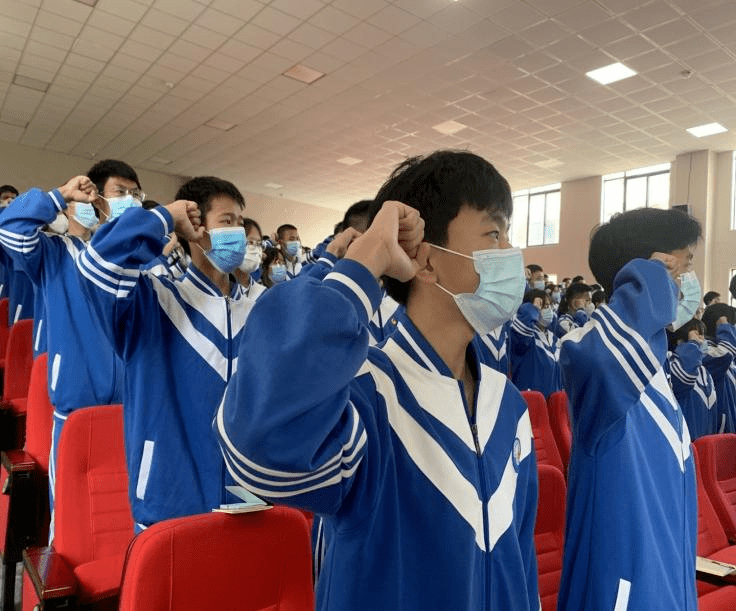 丘北县第一中学校团委开展2022年五四集中入团仪式