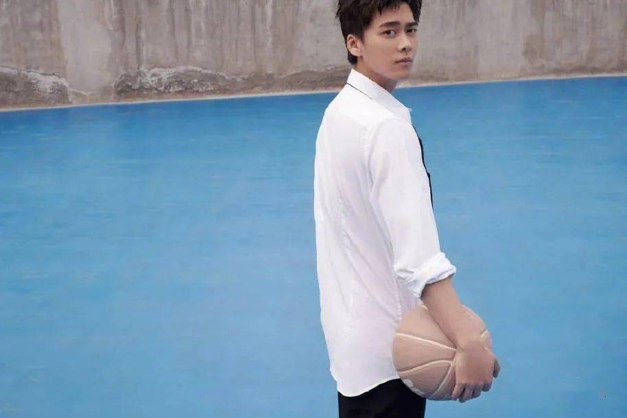 李易峰35岁生日照 白衬衫黑领带梦回篮球帅学长_球场_写真_照片