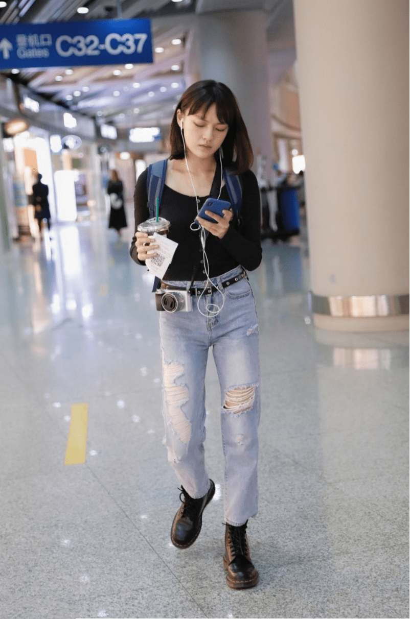 文淇这身打扮虽普通了点但是挺有叛逆女孩样子看着挺酷的