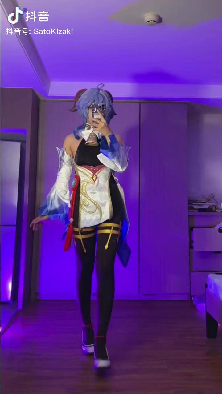 我们是又肝又氪组合刻晴甘雨cos原神薄樱初绽时心甘情愿