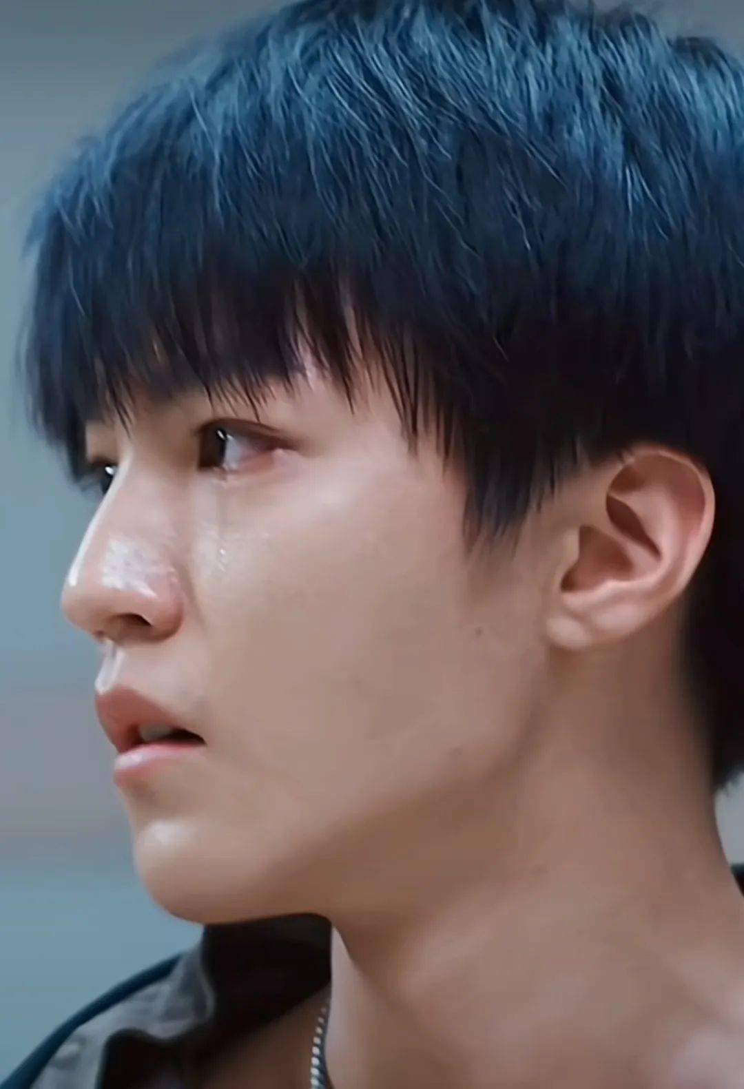 王俊凯五四晚会和关晓彤合唱,但由于深夜录制,看上去有些疲态_林芷悦