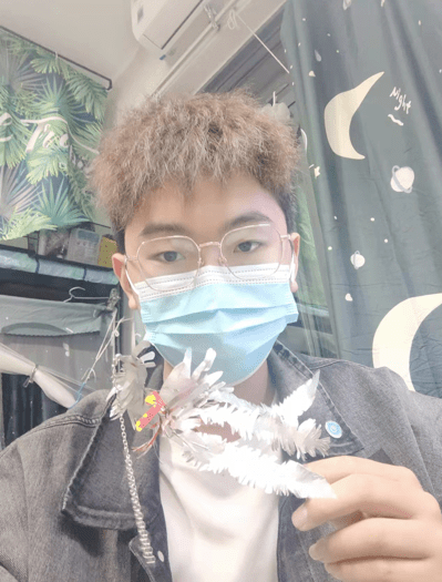 商学院学生邱一鸣利用宿舍里的几个易拉罐和矿泉水瓶,用一把剪刀,一个