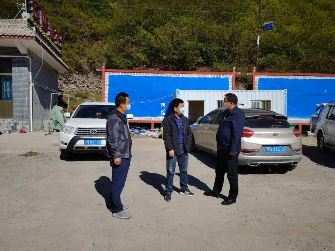 何存鹏在交通卡点调研疫情防控工作