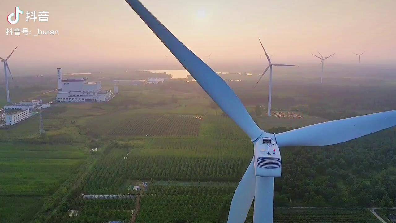 風力發電大風車這大風車造價1千多w轉一圈2度電一年賺錢160w古人說的