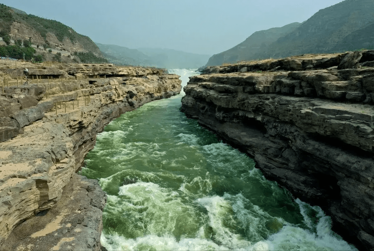 吨;到了8月14日,上游河水流量再次减少,壶口段的黄河水就变成了浓绿色