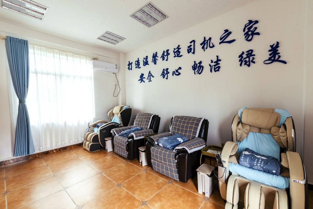休息室有免费的按摩椅蜀道集团成德南公司金堂服务区主任巫鹏飞告诉
