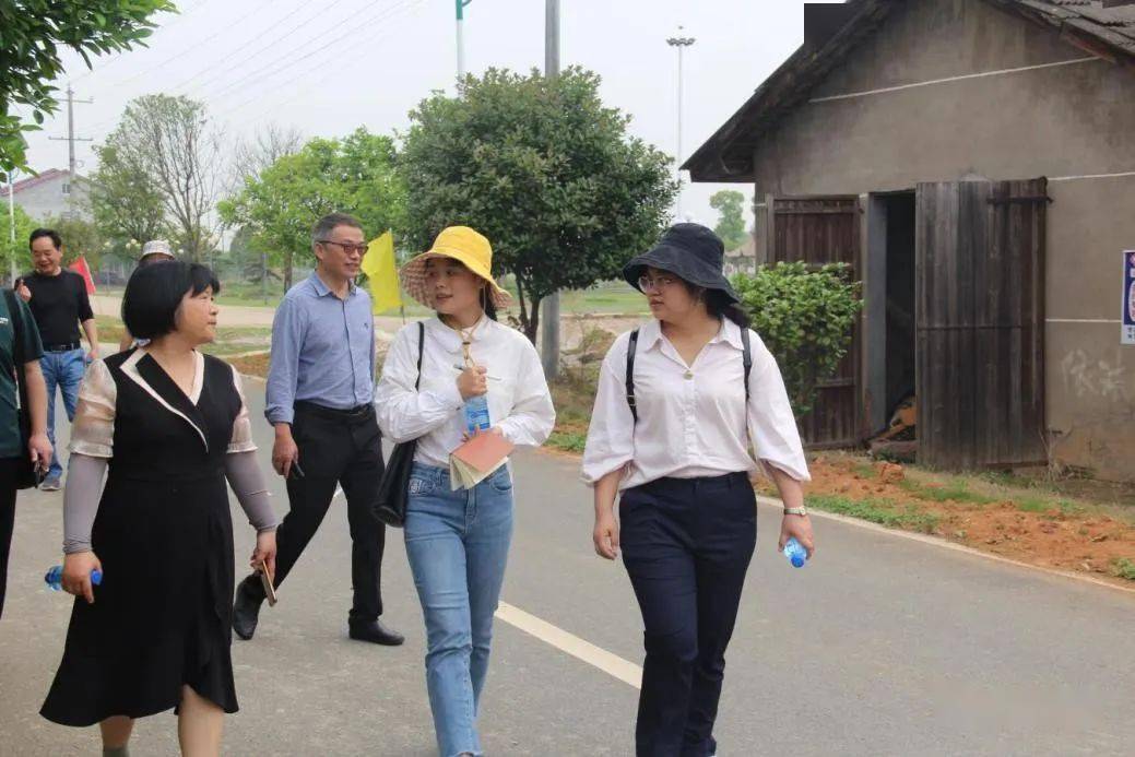 4月27日,津市市委党校组织全体教职工赴毛里湖镇青苗社区开展乡村振兴