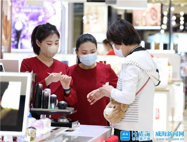 在振华商厦,不少市民正在一楼化妆品专区挑选商品.