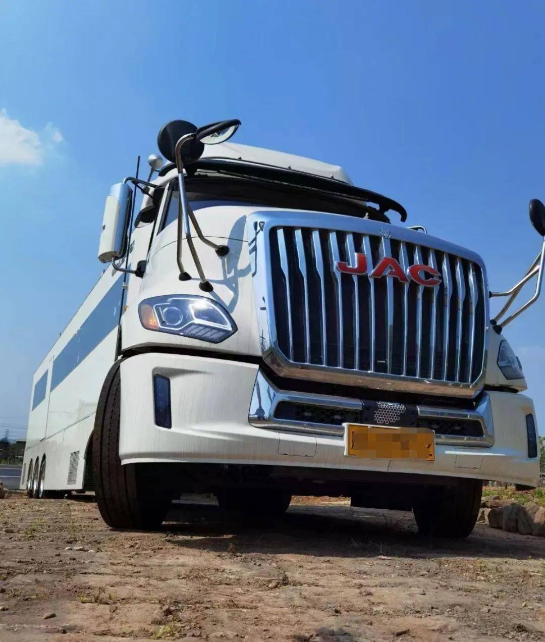 邂逅初夏好时光重卡房车v7带你体验不一样的卡车生活