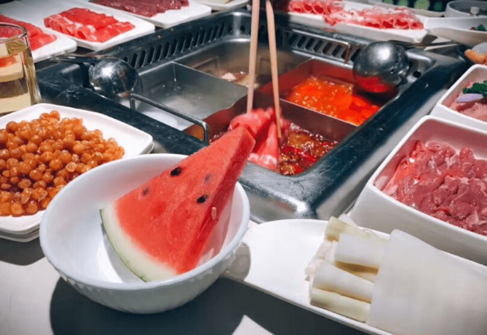 女子10元吃海底捞 引热议 网友 只要自己不尴尬尴尬的就是别人 服务 蒸蛋 母子