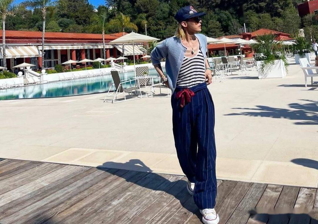 权志龙时隔4年现身时装周腿瘦得像铅笔身体状况引人担忧