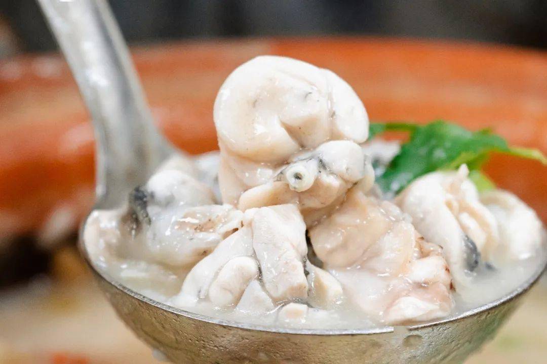 粥底粒粒分明,完全吸收了螃蟹和牛蛙的鲜甜,再加入配菜一同食用,咸香