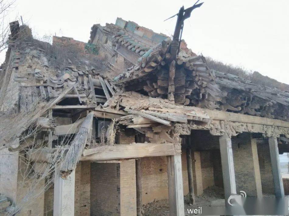 残破不堪2015年7月18日@我爱古建筑 拍摄的集店戏台现状,仍然荒废破败