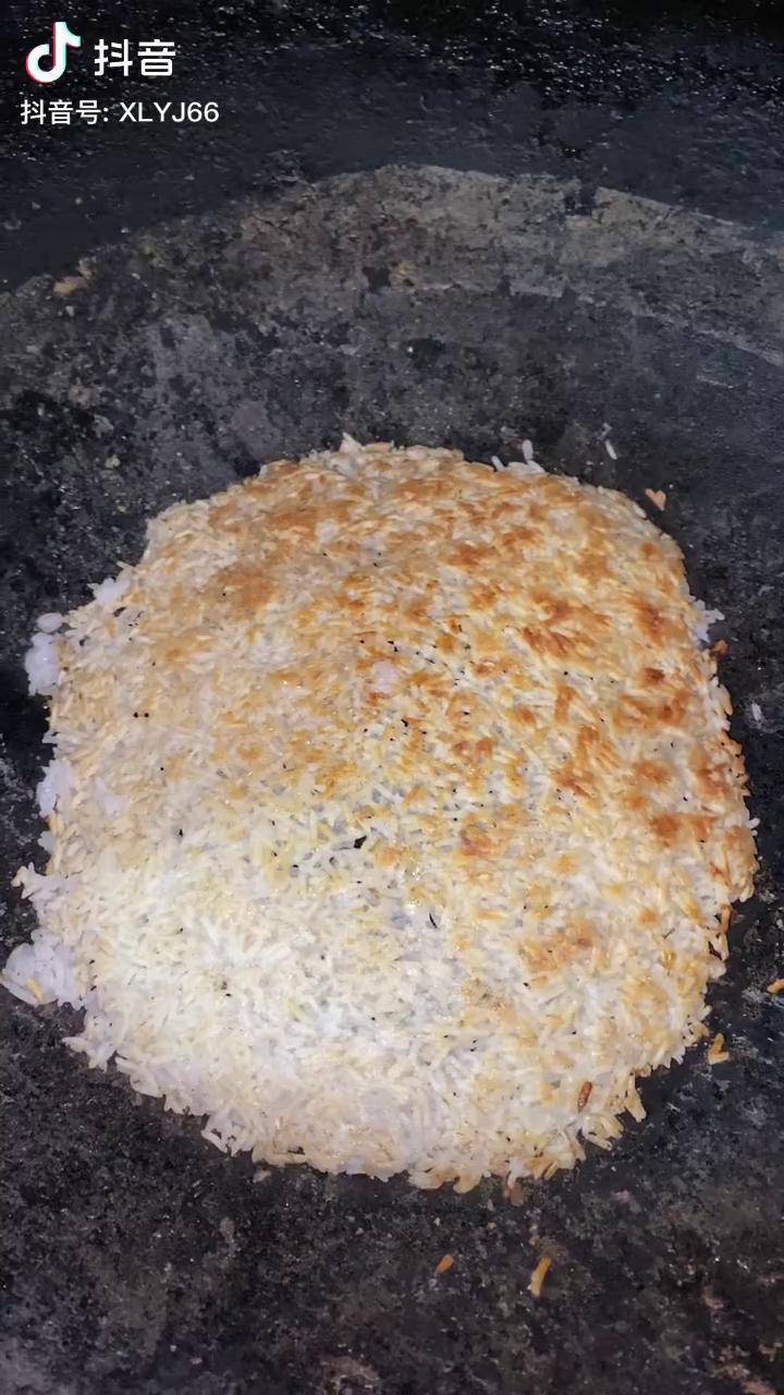 柴火锅巴饭配白菜炖腊肉,简单又美味.