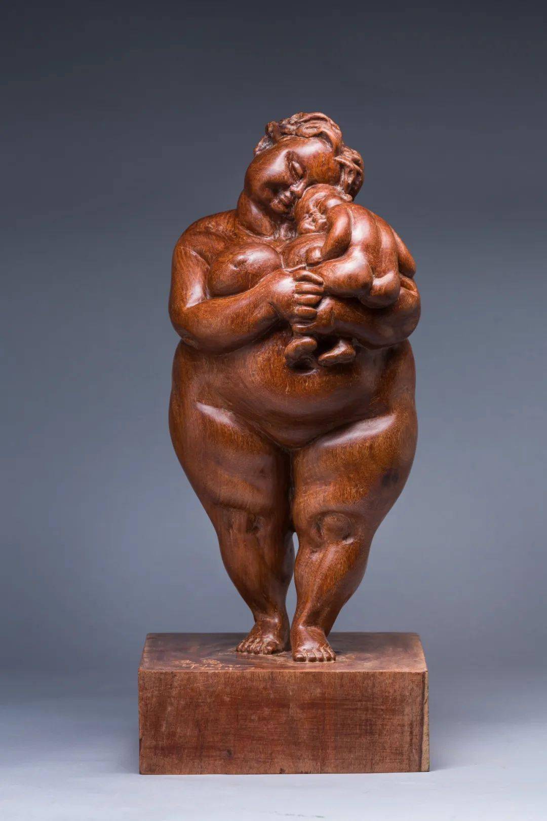 以雕塑之美 念母爱之恩