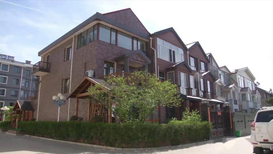 硬化路面挖大坑为了圈地呼市赛罕区怡园别墅小区有人投诉业主私建小院