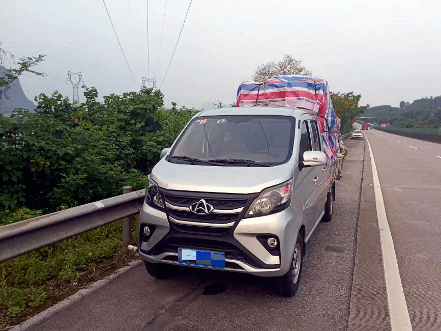 原來,駕駛人黃某駕車行駛至該路段時燃油耗盡,因人生地不熟,只能遠程