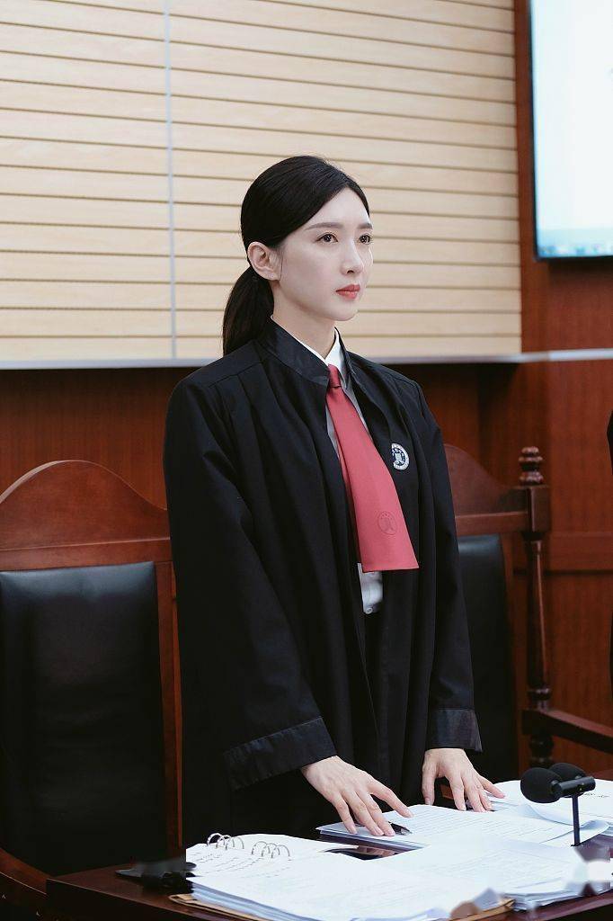江疏影新剧《女士的法则》即将开播 穿律师袍工作照干练知性