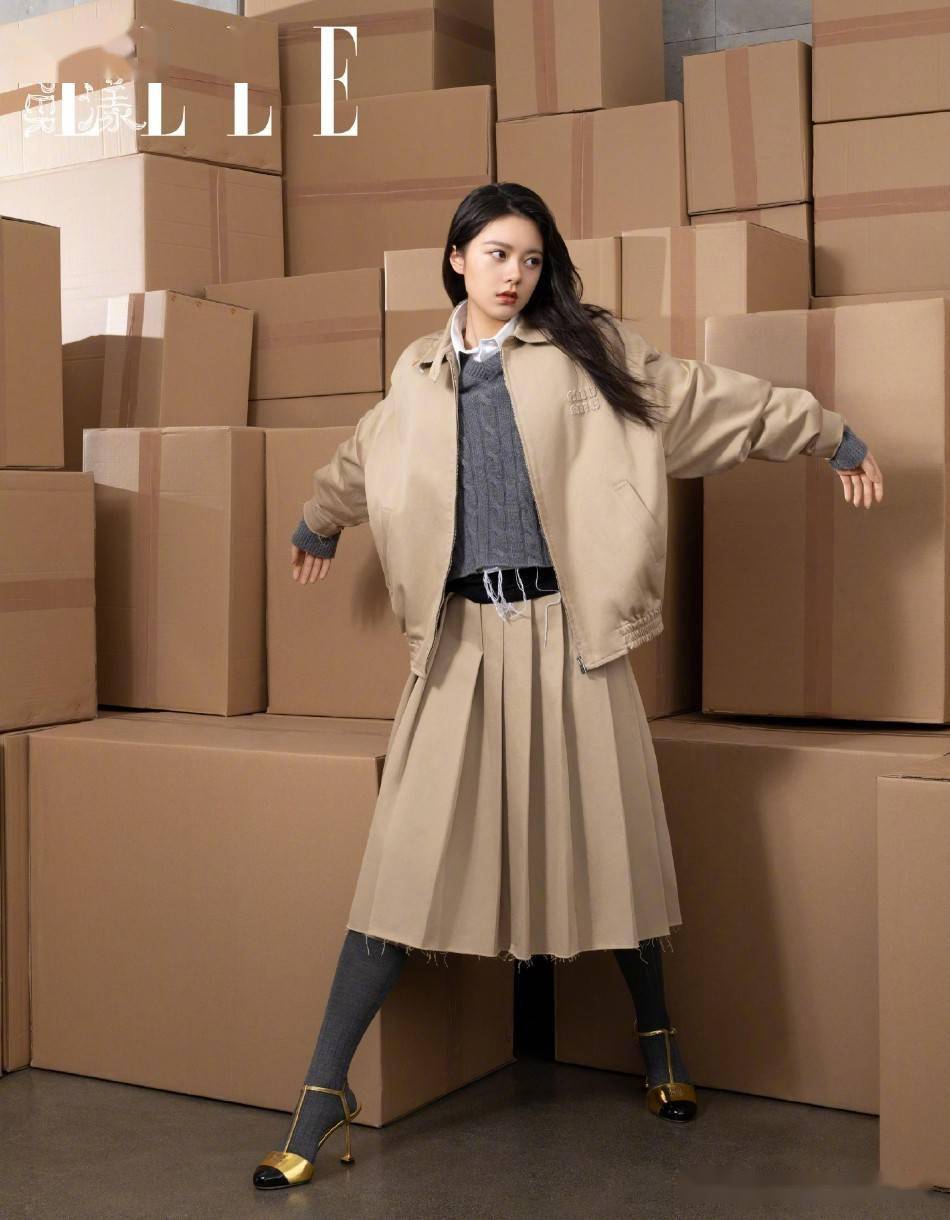 赵今麦摩登色彩封面大片释出着灰色亮片斜肩上衣灵动可人