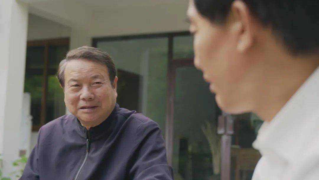 胡兆海一边洗脸,一边让杨国华唱了一段,末了说了句,"是一块材料".