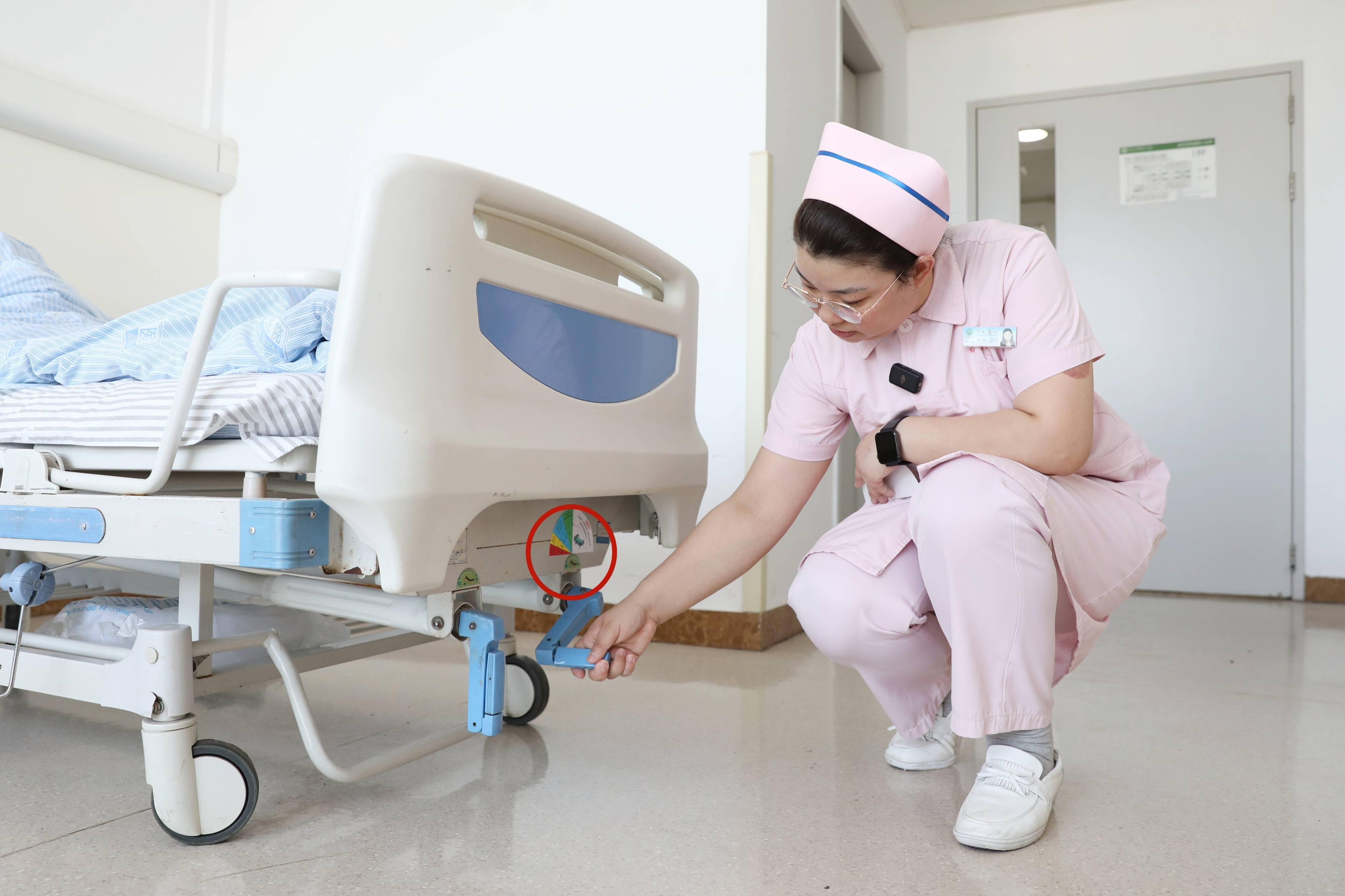 中大医院神经外科护士长刘倩根据床头抬高提示卡调整床头高度