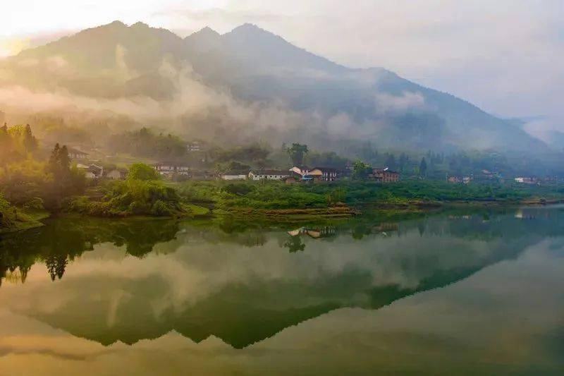 辽阔的湖面,壮丽的水坝,与之相得益彰的观景小楼,此般美景映入眼帘,就