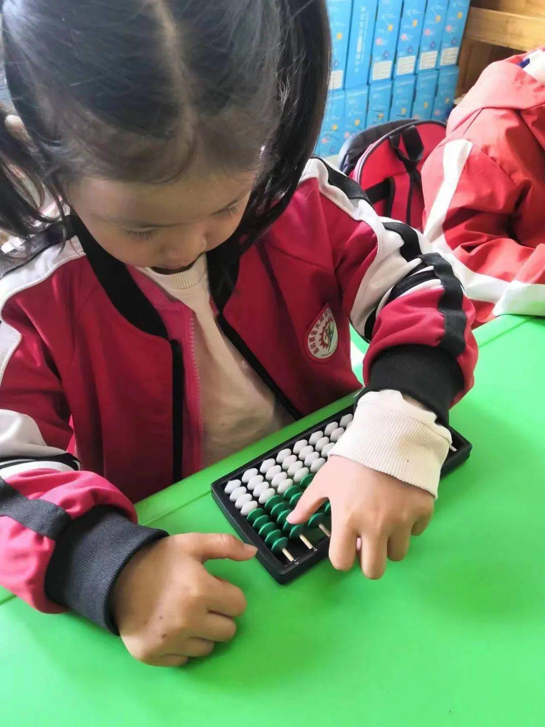 《九珠数学》,该课程采用国家专利教具,专为教材研发,充分调动幼儿手