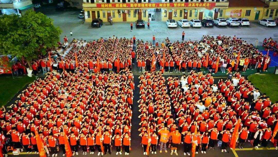 利刃出鞘试锋芒少年自有少年狂兴业县第二中学举行高三年级距高考三十