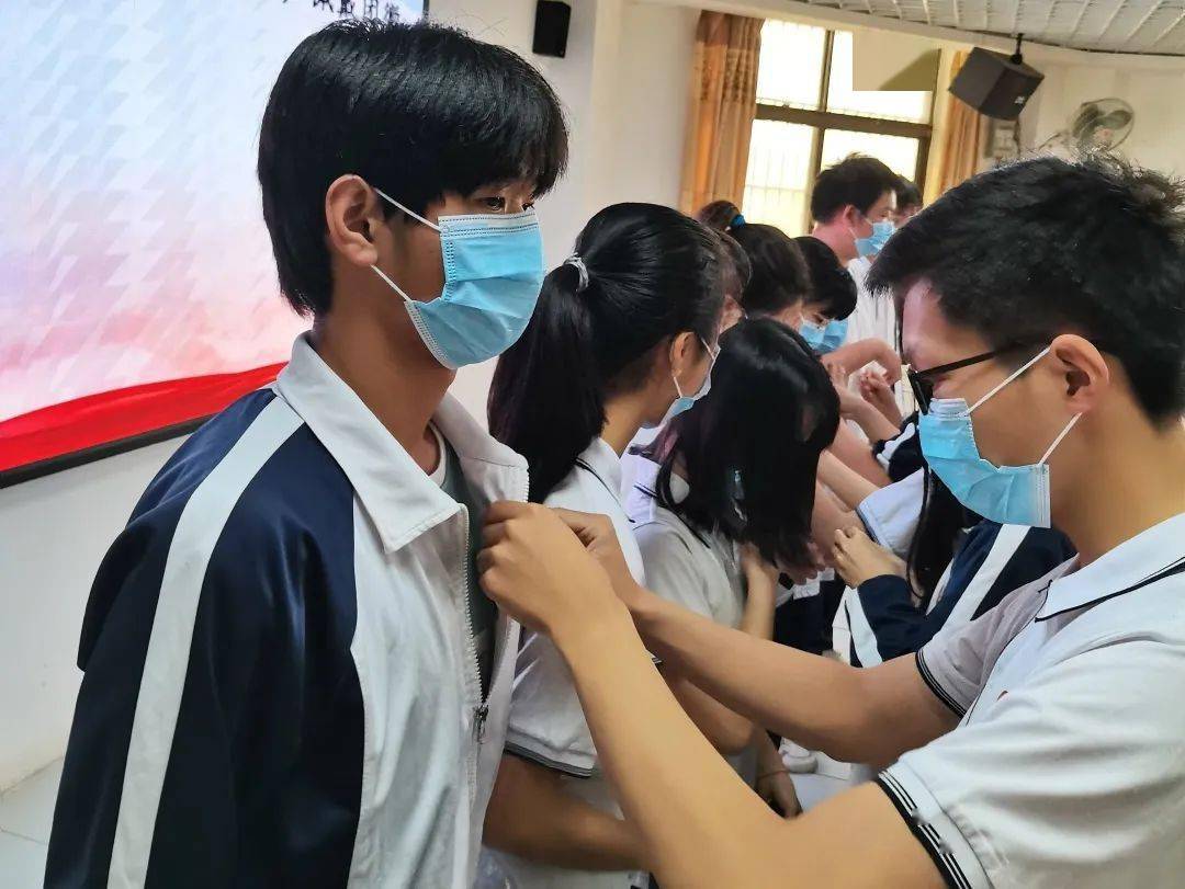 基层动态仙城中学举办喜迎二十大永远跟党走奋进新征程2022新团员入团