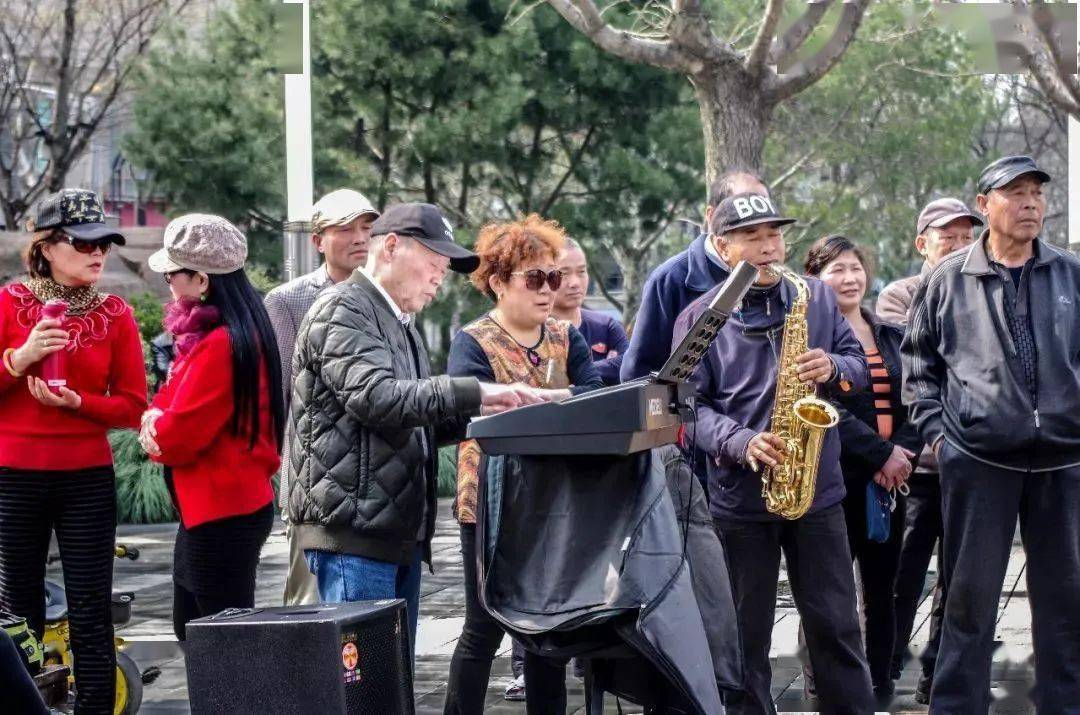 藏在闹市区的露天卡拉ok,1块钱就能买到快乐!_公园_生活_大爷