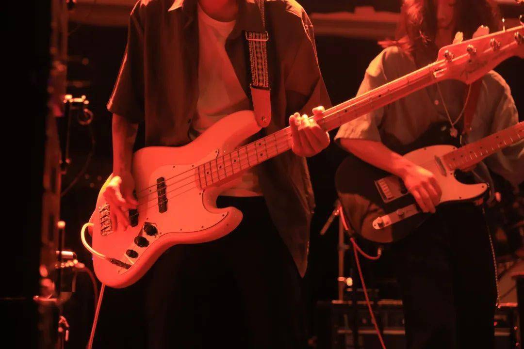 就这样到了2018年,在明确自己想要什么,确定了乐队的定位后,双面镜