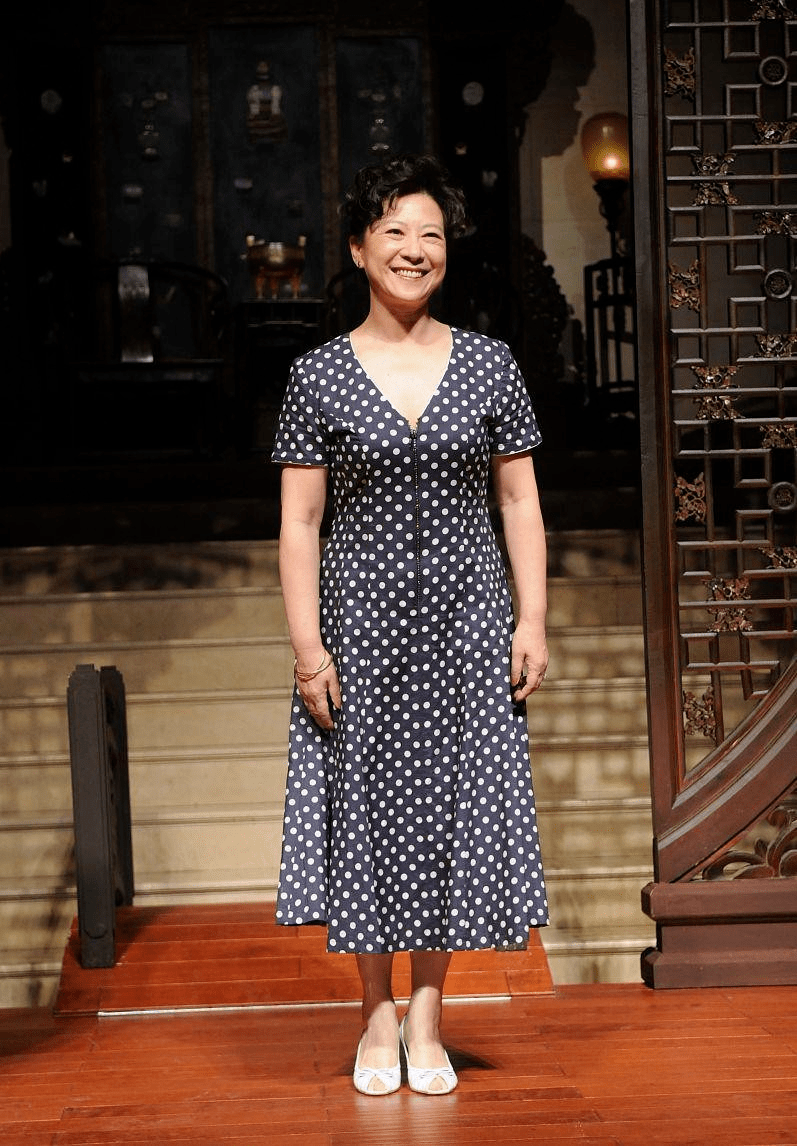 71岁王馥荔盘起卷发穿泡泡裙优雅富态比导演李少红还有气质