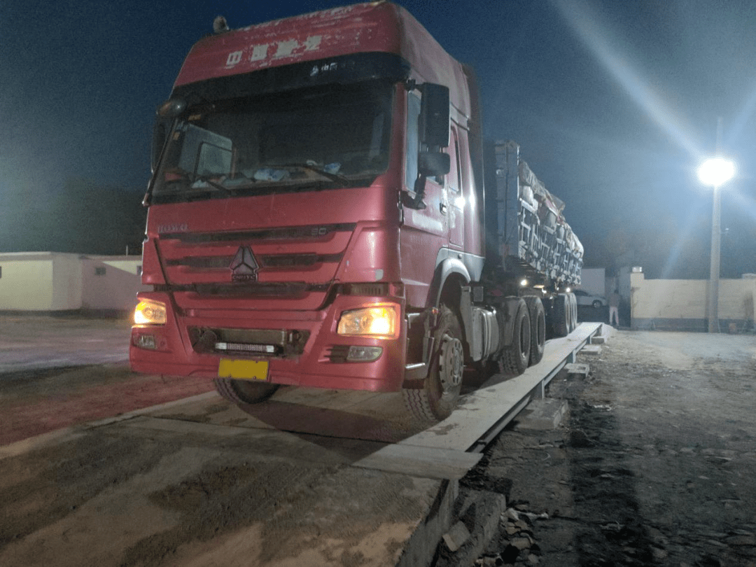 022022年5月11日,赵某驾驶车牌号为鲁vg8513的重型半挂牵引车沿青垦路