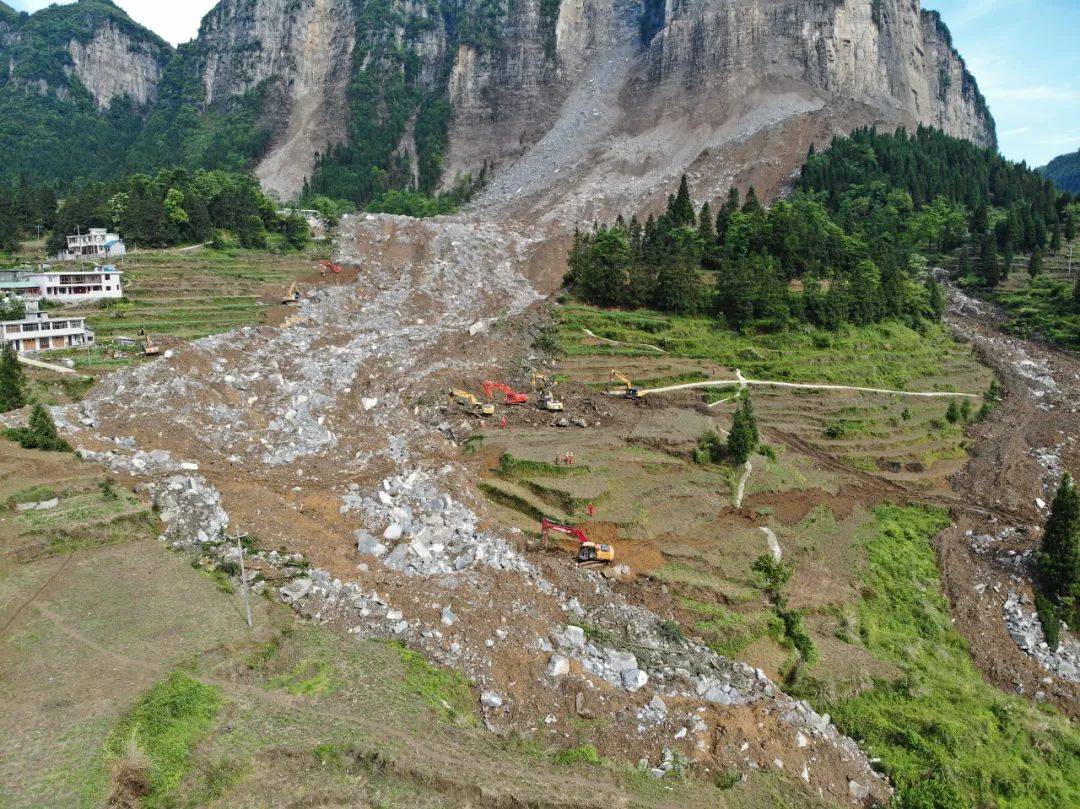 直击贵州织金县山体崩塌救援现场