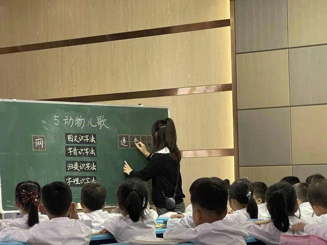 《动物儿歌》是一首充满童趣的儿歌介绍了6种小动物的生活习性,展现了