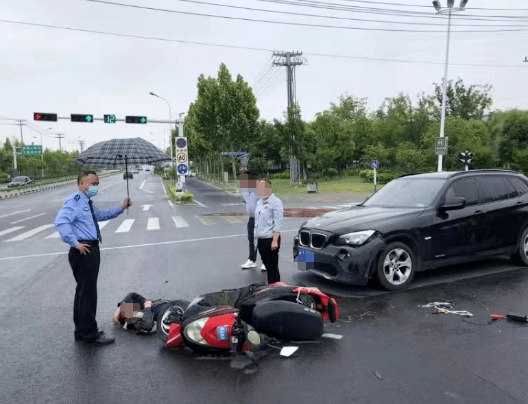 雨天巢湖这个路口一宝马车与电动车发生碰撞随后发生暖心一幕