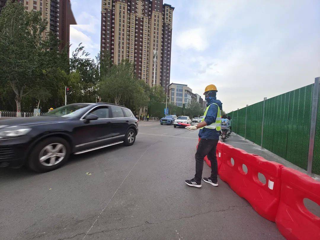 1006关注银川市交通疏导员坚持疏导不打烊打通堵点保施工多方合力保