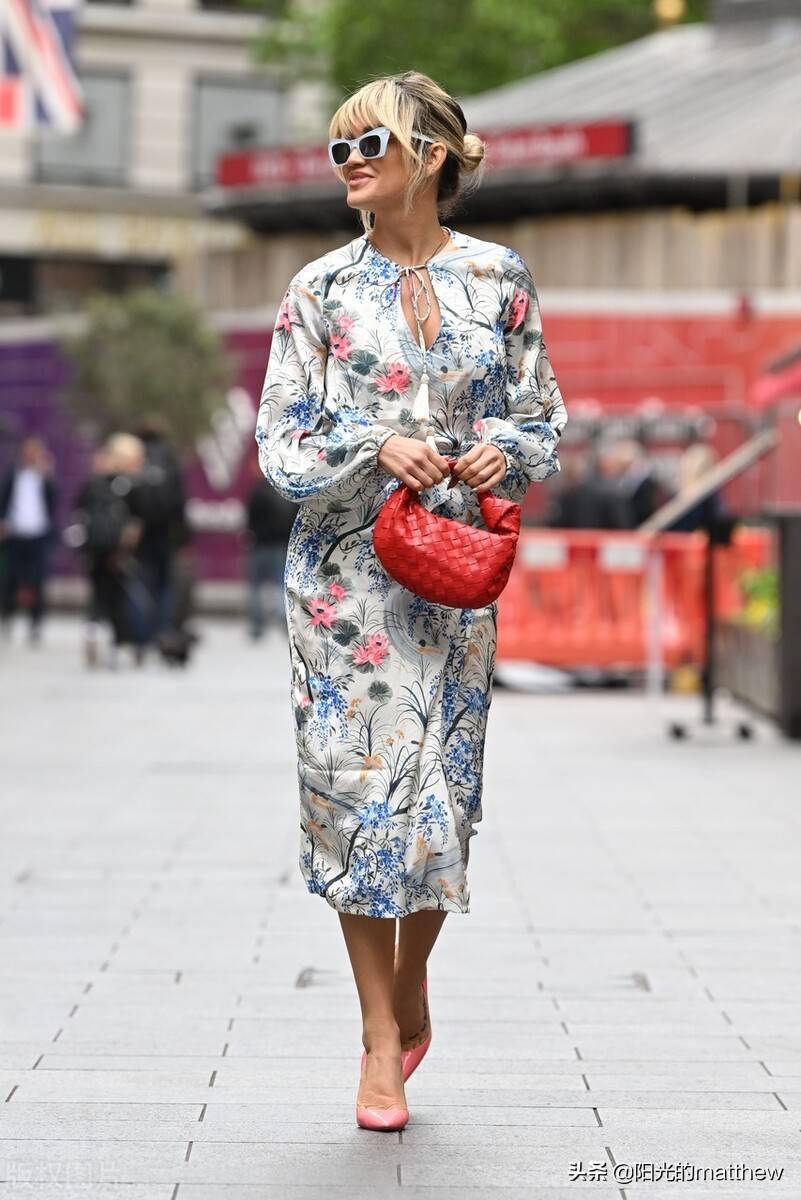 街拍阿什利罗伯茨印花连衣裙红色手袋优雅甜美