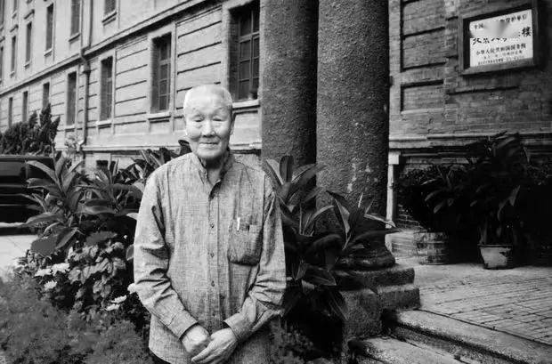 张中行是二十世纪末未名湖畔三雅士之一,季羡林先生称赞他为"高人,逸
