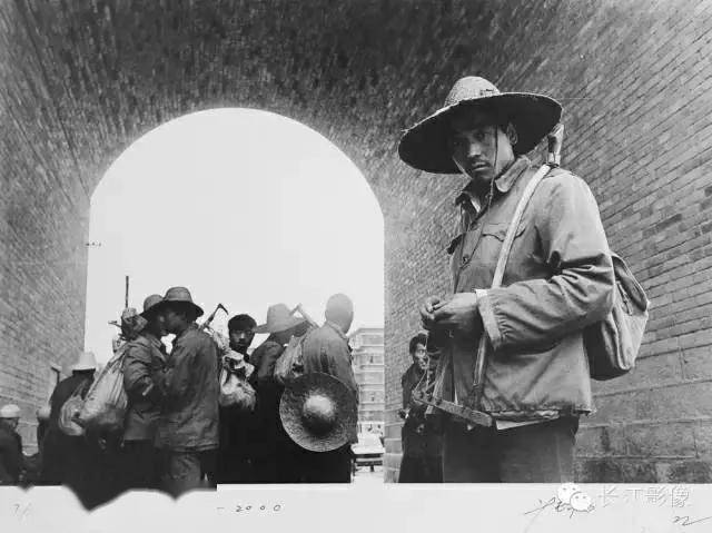 已故纪实摄影家凤翔乡党侯登科的《麦客》