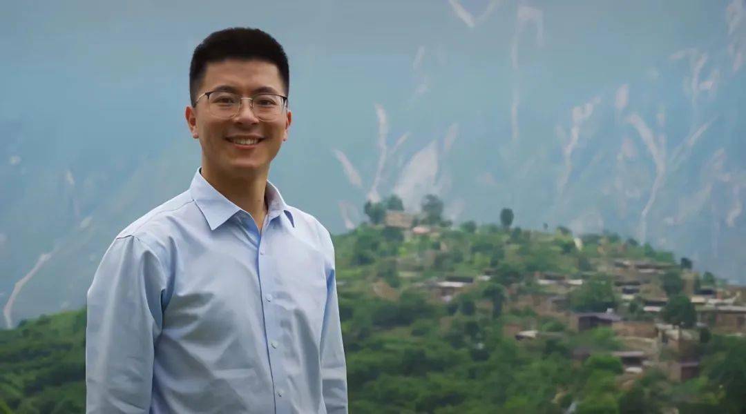 汶川地震14年后,那个小男孩终于红了_王光强_母亲_牛肉干