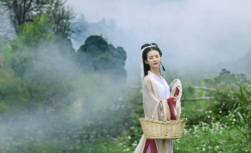 那个采桑的古典美人,外表淑女,内心欲女