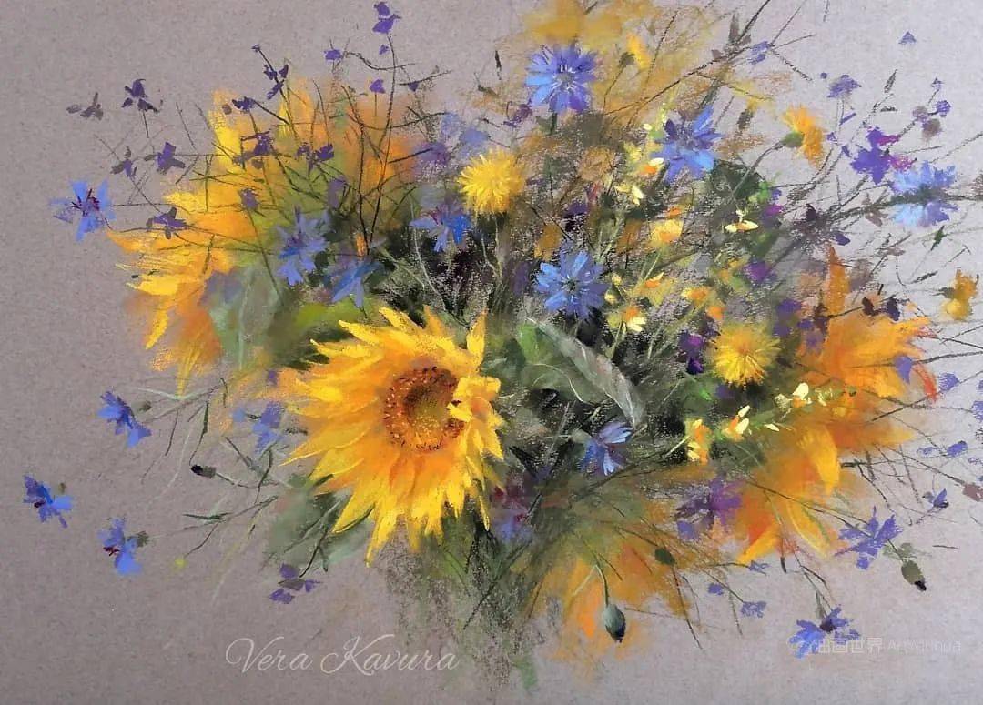 一张照片无法反映出花瓣的光泽;通过用粉彩画一束花,我能够捕捉到光和