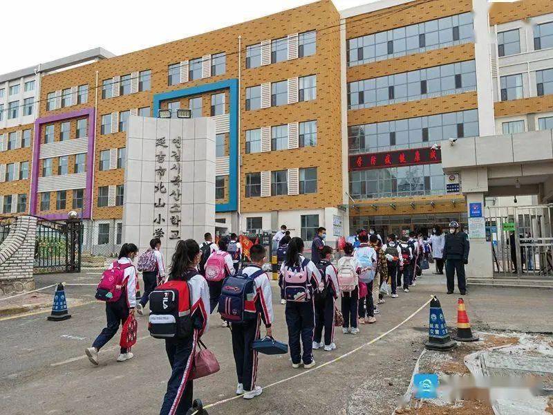 7时,记者在延吉市北山小学看到,小学生们身着校服,带着红领巾,整齐地