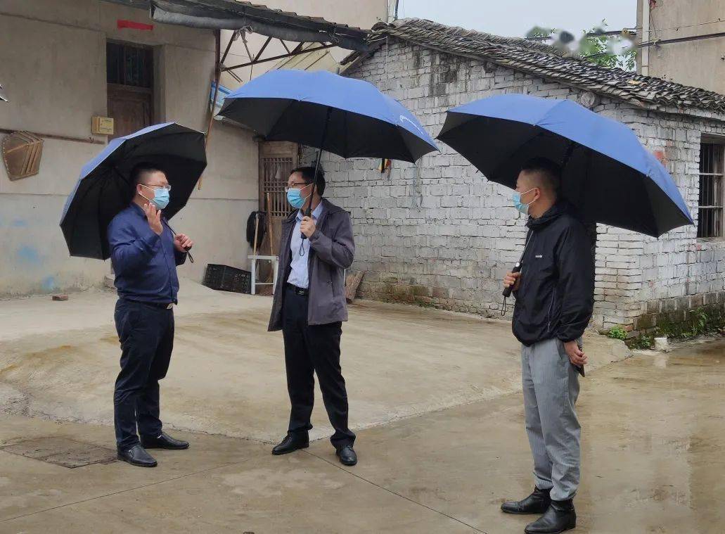 5月10日,副县长汪祖龙参加平一村的文明创建专题分析会,对文明创建