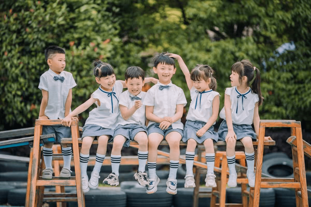 幼儿园毕业照意外走红c位格外亮眼钱堆出来的就是不一样